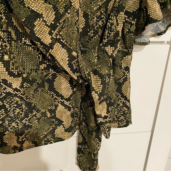 Snake print tie-waist blouse - Picture 4 of 5